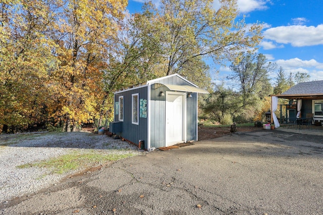 3055 Ryan Ln, Redding, CA 96003 - view of outdoor structure featuring asphalt driveway