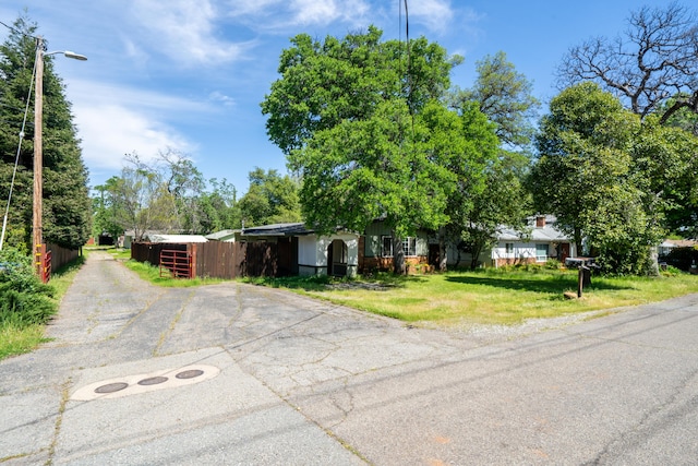 1440 Oakdale Ln, Redding, CA 96002 - view of front of property featuring asphalt driveway
