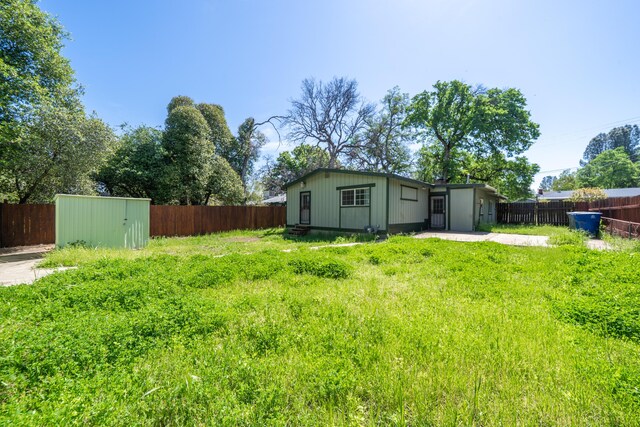 1440 Oakdale Ln, Redding, CA 96002 - fenced backyard featuring a storage unit
