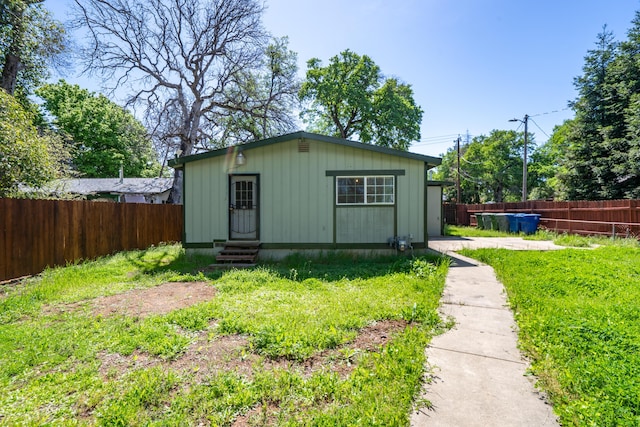 1440 Oakdale Ln, Redding, CA 96002 - view of outdoor structure featuring entry steps and a fenced backyard