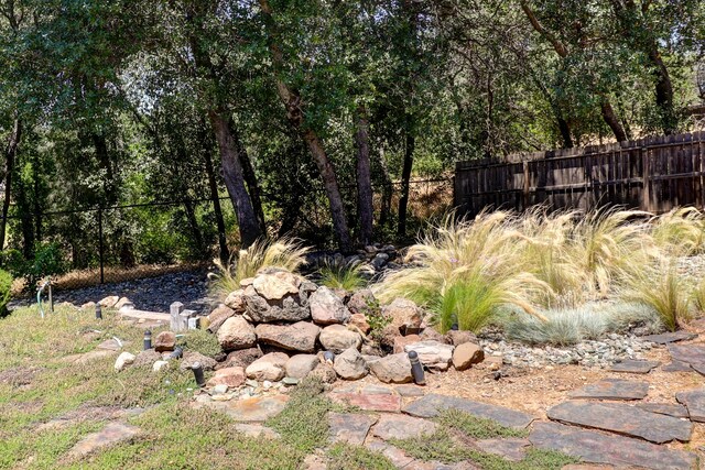 1835 Dellwood Dr, Redding, CA 96003 - view of yard