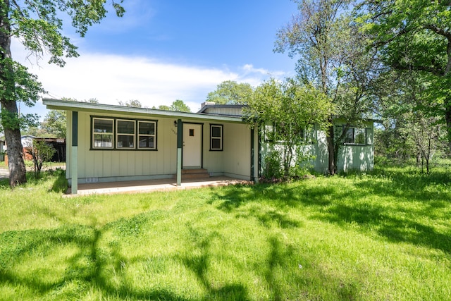 1430 Oakdale Ln, Redding, CA 96003 - view of front facade with a front lawn
