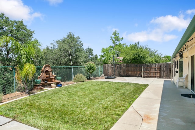 2834 Aspen Glow Ln, Redding, CA 96001 - fenced backyard featuring a patio area