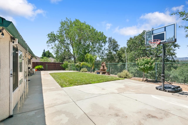 2834 Aspen Glow Ln, Redding, CA 96001 - fenced backyard featuring a patio