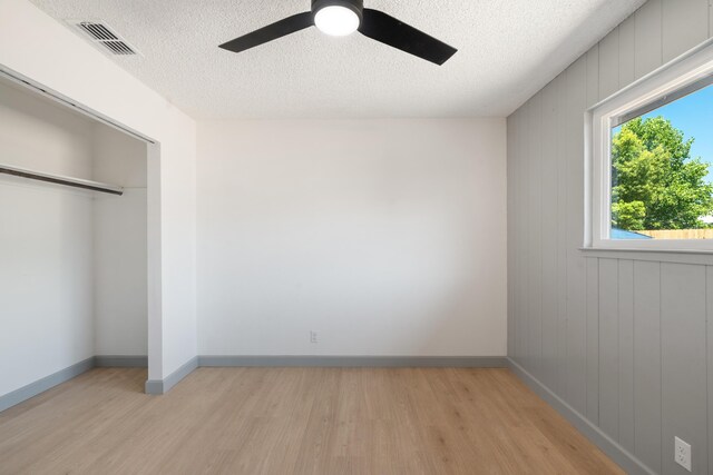 3704 Polaris Way, Redding, CA 96002 - unfurnished bedroom featuring light wood-style flooring, a textured ceiling, a ceiling fan, and a closet