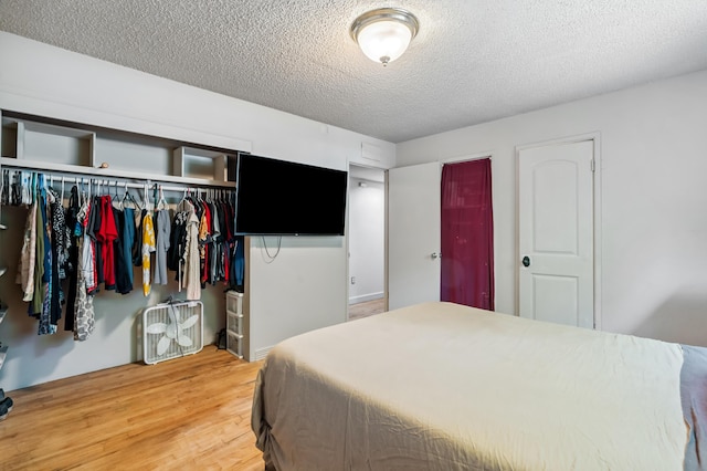 19078 Gravel Plant Rd, Redding, CA 96002 - bedroom featuring a textured ceiling and wood finished floors
