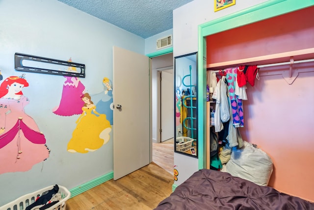 19078 Gravel Plant Rd, Redding, CA 96002 - bedroom featuring wood finished floors and a textured ceiling