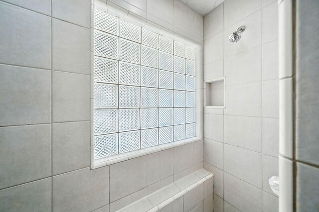 3385 Pioneer Ln, Redding, CA 96001 - full bathroom featuring a tile shower