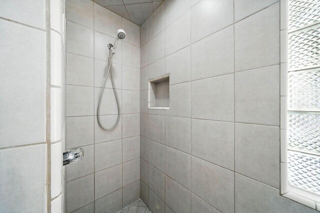 3385 Pioneer Ln, Redding, CA 96001 - bathroom with a tile shower