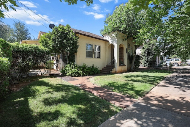 21552157 Butte St, Redding, CA 96003 - view of front of home featuring stucco siding and a front lawn
