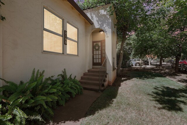 21552157 Butte St, Redding, CA 96003 - entrance to property with stucco siding
