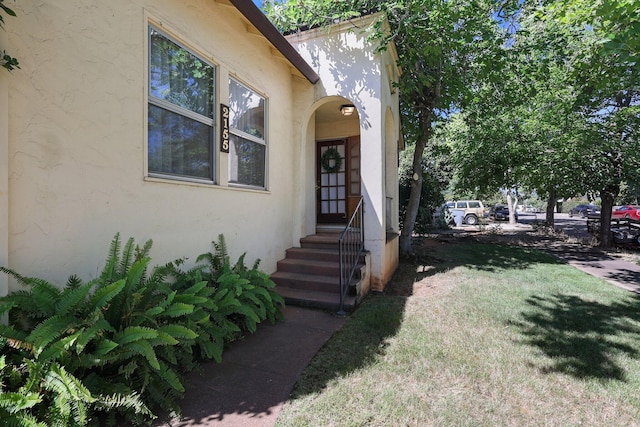 21552157 Butte St, Redding, CA 96003 - entrance to property featuring stucco siding and a yard