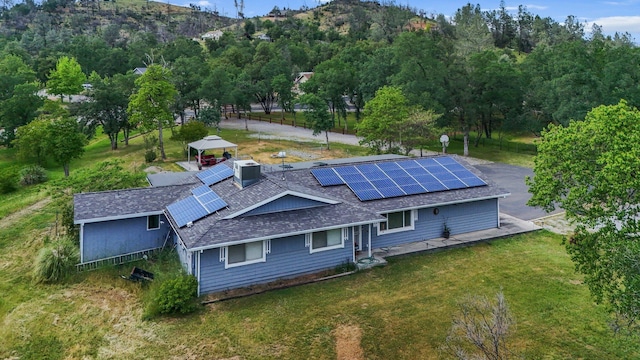 13354 Kings Way, Redding, CA 96003 - back of house featuring a shingled roof, roof mounted solar panels, a yard, and a gazebo