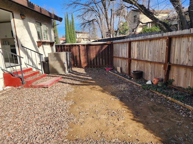 897 Tanglewood Dr, Redding, CA 96003 - fenced backyard with entry steps