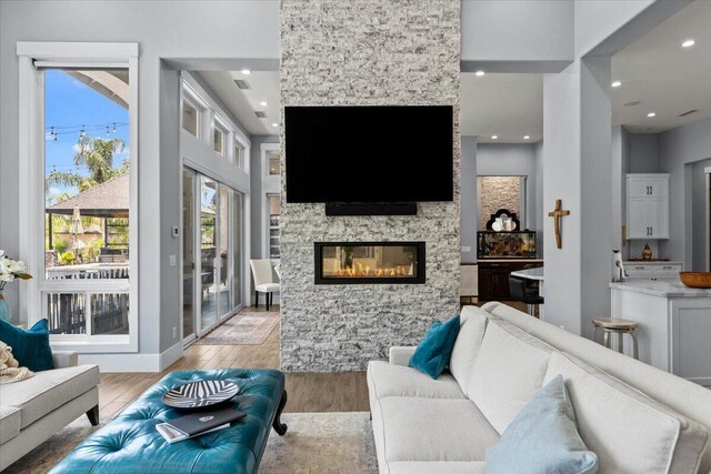 19580 Mockingbird Ln, Redding, CA 96002 - living area featuring light wood-type flooring, a fireplace, and recessed lighting