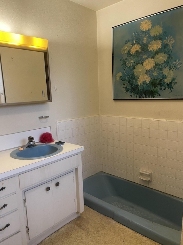 1110 Dusty Ln, Redding, CA 96002 - full bath with vanity and a bathtub