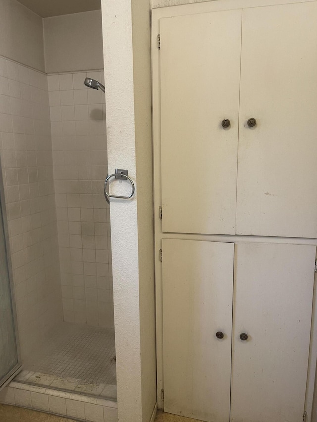 1110 Dusty Ln, Redding, CA 96002 - bathroom featuring a stall shower
