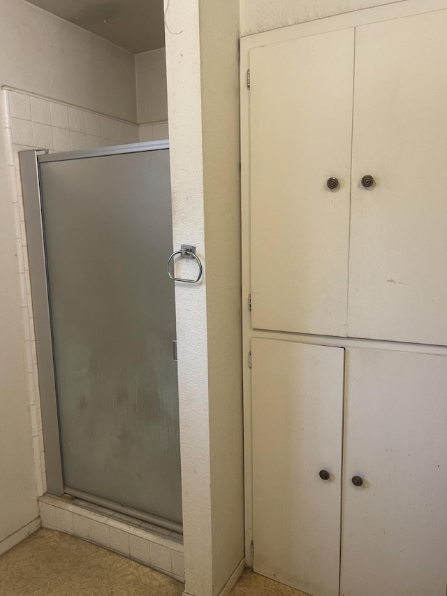 1110 Dusty Ln, Redding, CA 96002 - full bathroom with a shower stall