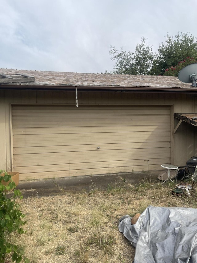 1110 Dusty Ln, Redding, CA 96002 - view of garage