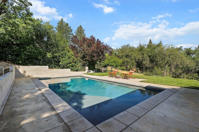 3540 Scenic Dr, Redding, CA 96001 - swimming pool with a patio area and a lawn