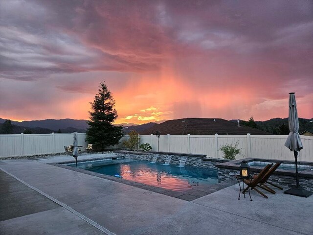 4075 Pembroke Ln, Shasta Lake, CA 96019 - view of swimming pool featuring a fenced backyard, a patio, and a pool with connected hot tub