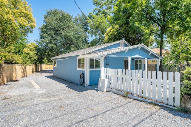4725 Cedars Rd, Redding, CA 96001 - view of front of property with a fenced front yard, a porch, and gravel driveway
