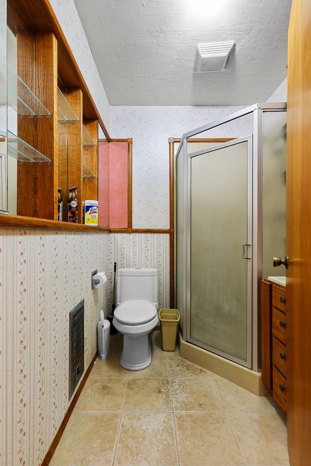 4100 Fort Peck St, Shasta Lake, CA 96019 - bathroom featuring wallpapered walls, a shower stall, and a textured ceiling