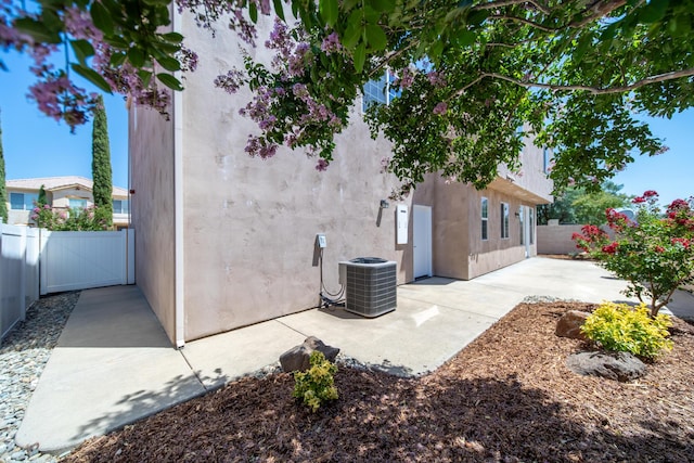 5569 Diamond Ridge Dr, Redding, CA 96003 - view of side of property featuring a patio, a fenced backyard, and stucco siding