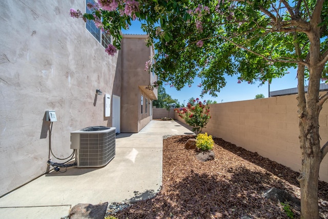5569 Diamond Ridge Dr, Redding, CA 96003 - fenced backyard featuring a patio area