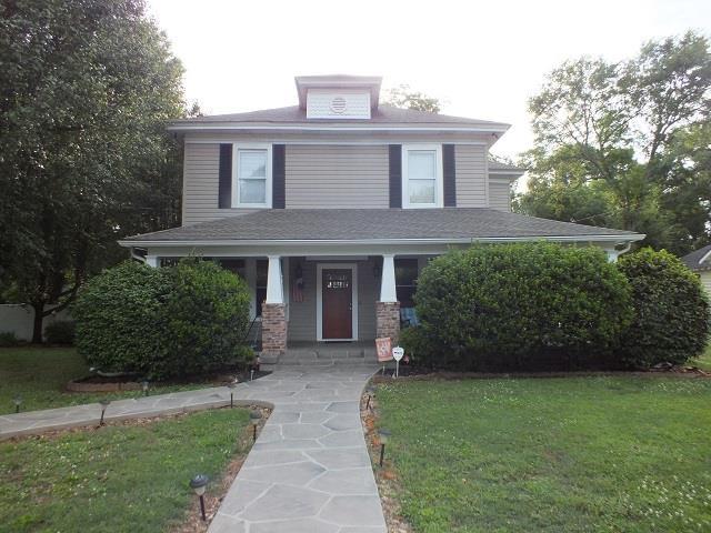 view of front of property with a front lawn