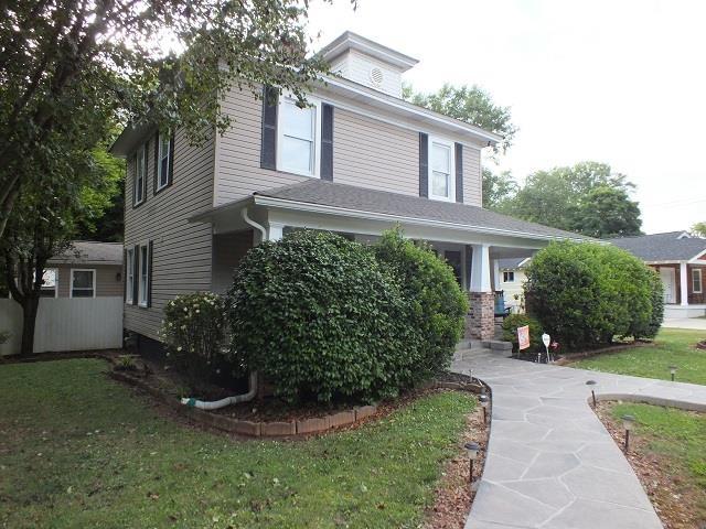 view of front facade with a front yard