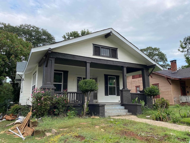 view of front of property featuring a porch