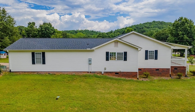 view of front of property featuring a front lawn