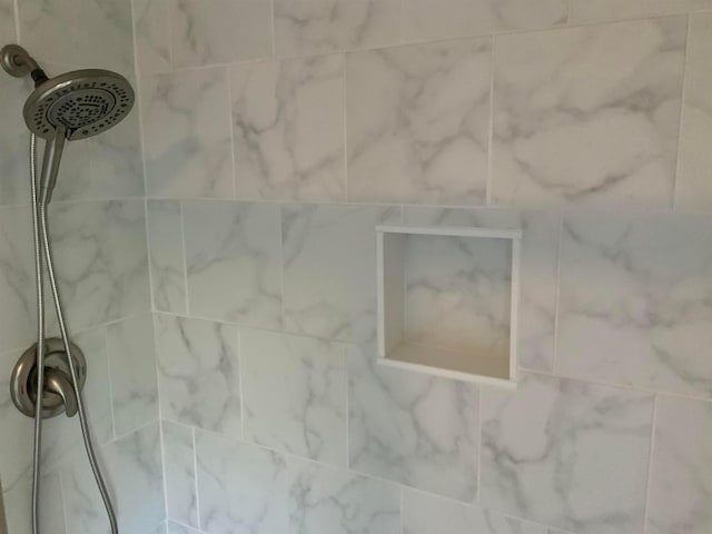 room details featuring tiled shower
