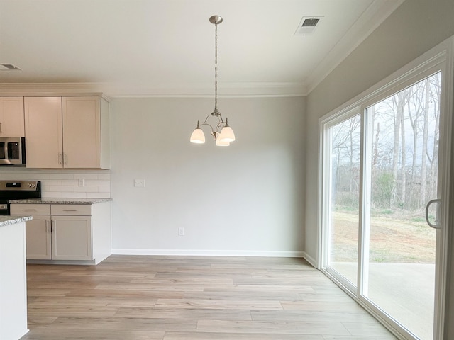 kitchen with hanging light fixtures, backsplash, an inviting chandelier, light wood-type flooring, and white cabinets