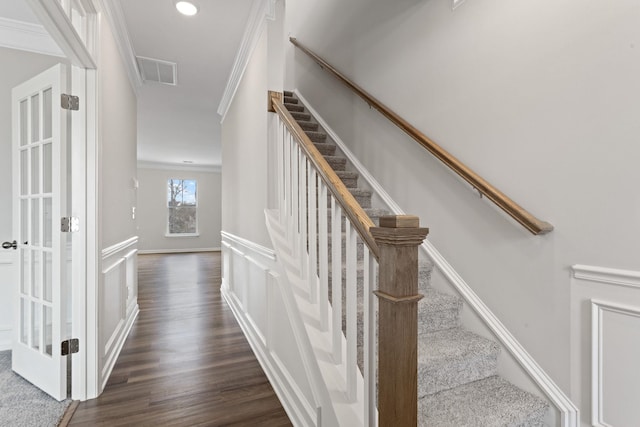 stairs with visible vents, ornamental molding, wood finished floors, recessed lighting, and baseboards