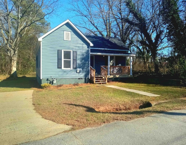 view of front of property featuring a front lawn and covered porch