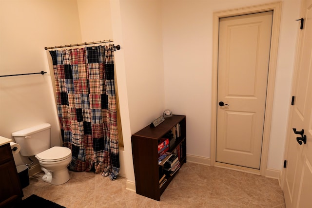 full bathroom with baseboards, vanity, toilet, and shower / bathtub combination with curtain