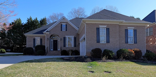 view of front of house featuring brick siding and a front yard