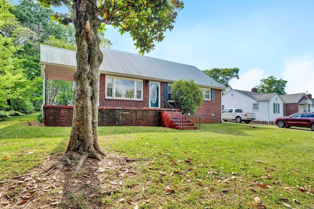 view of front of house featuring a front lawn