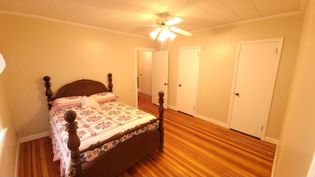 bedroom featuring ceiling fan, light hardwood / wood-style floors, and crown molding