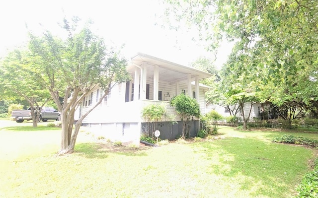 view of side of property featuring a yard