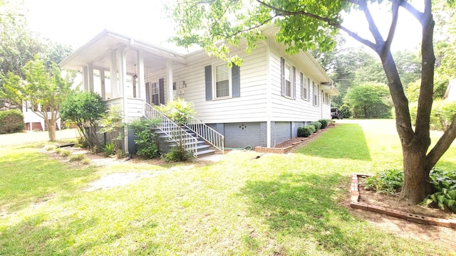 view of front facade featuring a front yard