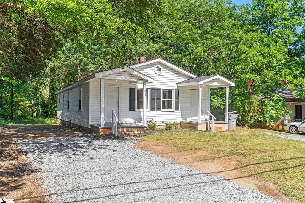 view of front of property with a front yard