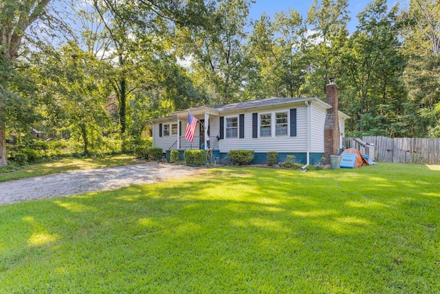 view of front of property featuring a front yard