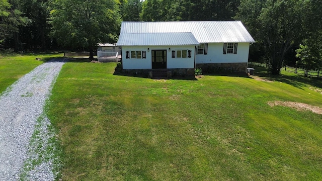 view of front facade with a front yard