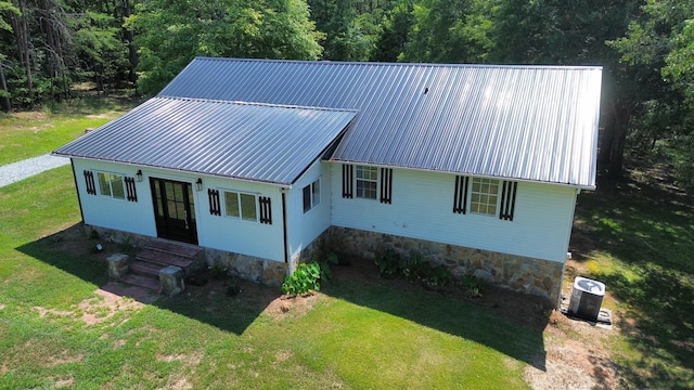 view of front of property featuring a front yard