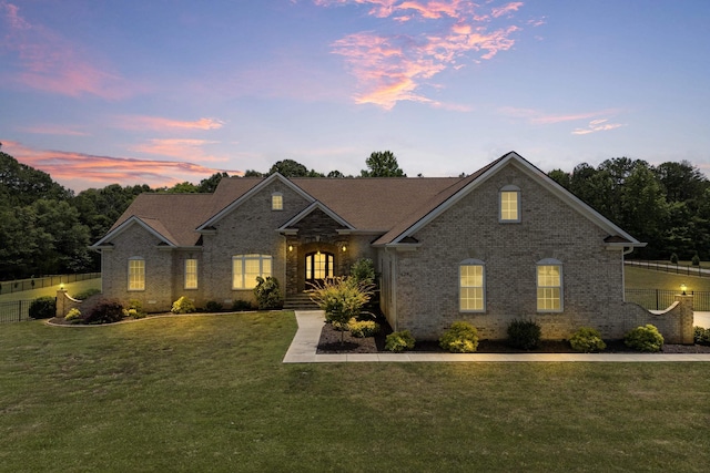 view of front facade featuring a lawn