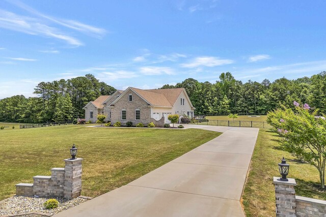 view of front of property featuring a front yard