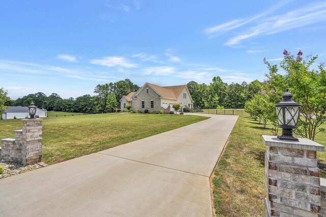 view of front of property featuring a front lawn